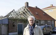 Historicus prof. dr. George Harinck voor het vervallen Van Raaltehuis in Ommen. beeld RD