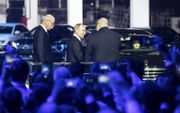 Mercedes-Benz topman Zetsche (l), de Russische president Poetin (m.) en de Duitse minister van Economie en Energie Altmaier (r.) vertrekken na de openingsceremonie van de Mercedes-Benz assemblagefabriek in Yesipovo Industrial Park 40 kilometer ten noordwe
