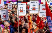 Stakers voor een goed pensioen eerder dit jaar op een actiedag in Amsterdam. Vakbonden eisen dat de AOW-leeftijd 66 jaar wordt. beeld ANP, Robin Utrecht