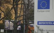 Borden over EU-subsidies staan soms pal naast aanplakbiljetten tegen EU-voorman Juncker.  beeld RD