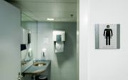 Het eerste genderneutrale toilet in het ministerie van Onderwijs werd in 2016 ‘geopend’.  beeld ANP, Robin van Lonkhuijsen