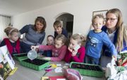 Dineke Bijl en Marlies van Berchum kozen ervoor om hun kinderen zelf les te gaan geven. beeld RD, Anton Dommerholt