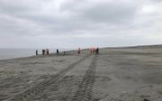 De versterking van de Houtribdijk met zandoevers, die in maart voltooid werd, trok woensdag ruim honderd belangstellenden. beeld RD, Maarten Costerus