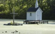 Het kleinste kerkje ter wereld bevindt zich in de Amerikaanse staat New York. De Cross Island Chapel, gelegen in een meer, is een populaire trouwlocatie. beeld Pinterest
