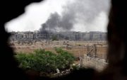 Rook stijgt op uit een verwoeste wijk van de Syrische hoofdstad Damascus. beeld AFP, Louai Beshara