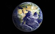 De mensheid bewoont een onooglijk stofje in een baan rond een onopvallende speldenprik van licht.  beeld NASA