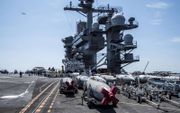 De USS Abraham Lincoln stoomt aan het hoofd van een Carrier Strike Group op naar de Perzische Golf om de Iraanse dreiging het hoofd te bieden. beeld EPA, Cati Cladera