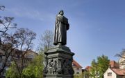 In Eisenach ademt alles Luther, van hotels tot winkels en van straatnaamborden tot appeltaarten. De reformator is er nog steeds ‘hot’. Foto: standbeeld van Luther. beeld RD, Henk Visscher