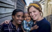 Vrijwilliger Arina Prosman (r.) heeft wekelijks contact met de Eritrese vluchteling Yordanos en haar gezin in Barneveld.  beeld MatthijsFotografie