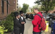 Pieter van den Beukel in gesprek met chassidische Joden in Borough Park.  beeld RD