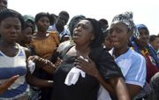 Rouwende Nigerianen tijdens de begrafenis van negentien medechristenen die in mei 2018 door Fulani-herders om het leven werden gebracht. beeld AFP, Emmy Ibu