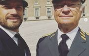 Carl Philip op een selfie met zijn vader, koning Carl Gustaf. beeld Instagram