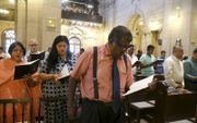 Kerkdienst in de Kathedraal van de Verlossing in de Indiase hoofdstad New Delhi. De voorganger van de kerk, pastor Hitter, hekelt het feit dat lokale autoriteiten steevast beweren dat aanvallen op christenen en moslims op zichzelf staande incidenten zijn.