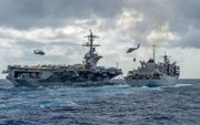 Het Amerikaanse vliegdekschip USS Abraham Lincoln wordt bevoorraad op weg naar de Perzische Golf. Het schip maakt deel uit van Carrier Strike Group 12 die naar de regio is gestuurd om de Iraanse dreiging het hoofd te bieden. beeld AFP, Jason Waite