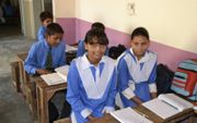 Een klas met kinderen in Pakistan. Arme Pakistaanse meisjes lopen het risico in seksuele slavernij terecht te komen. beeld Bijzondere Noden