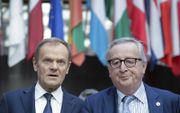 De voorzitter van de Europese Raad, Donald Tusk, met de voorzitter van de Europese Commissie, Jean-Claude Juncker. Beiden treden eind 2019 af.   beeld EPA, Olivier Hoslet