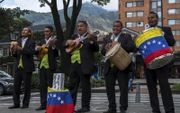 Yony Omar Anzola Mendoza geeft leiding aan het vijfkoppige muziekensemble Los Amigos, dat optreedt in de straten van Bogota. beeld Ynske Boersma