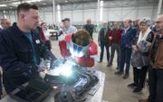 Scholieren maakten donderdag van afgedankt metaal een stalen robot. Dat deden ze in de nieuwe staalproductiehal van Van den Brink Staalbouw in Nijverdal. beeld RD, Anton Dommerholt
