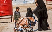 De overheid worstelt wat te doen met Nederlandse kalifaatgangers en hun kroost. Foto: een IS-vrouw met kinderen in Al-Hol, Noordoost-Syrië. In dit kamp zijn minstens twee kinderen van Nederlandse IS-sympathisanten overleden. beeld AFP, Delil Souleiman