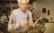 Oud-bakker Mathijs den Bleker maakte tientallen houten miniatuurboten. beeld RD, Henk Visscher