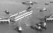 Luchtopname van de afsluiting van de Lauwerszee, 23 mei 1969. Het laatste caisson (van de in totaal 25 caissons) wordt ingevaren waarmee het sluitgat is gedicht. beeld ANP, Nationaal Archief