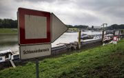 Duitsland gaat onder meer de vaarwegen verbeteren. Foto: binnenvaartschepen liggen te wachten voor een sluis. beeld ANP, Vincent Jannink