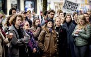 Studenten protesteren dinsdag in Amsterdam tegen de voorgenomen verhoging van de rente op de studielening. De studieschuld zou dan gemiddeld 5000 euro hoger uitvallen. beeld ANP, Koen van Weel