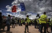 Le Pen bewaart afstand tot de haat die gele hesjes koesteren jegens de EU, die de schuld krijgt van veel van hun persoonlijk leed. beeld AFP, Yean Ksiaseck