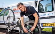Khalil Karimi is rijdend fietsenmaker in Zwijndrecht. „Mijn nieuwe naam is Bikeman Mobiele Fietsenmaker.” beeld Cees van der Wal