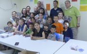 Moldavische kinderen laten de boekjes met Bijbelprenten zien die ze kregen van het Moldavisch Bijbelgenootschap. beeld NBG