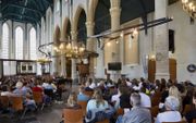 In de Grote Kerk in Weesp werd maandag het jaarlijkse Pinksterappel gehouden. Er waren ruim driehonderd bezoekers. beeld Jaco Klamer