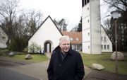 Ds. Wilfried Manneke voor ‘zijn’ Friedenskirche in het Duitse Unterlüß. beeld uitg. bene!