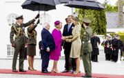 De Ierse president Michael Higgins en zijn vrouw Sabina verwelkomen koning Willem Alexander en koningin Maxima. beeld ANP, Patrick van Katwijk