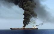 De olietanker Front Altair van de Noorse rederij Frontline werd donderdag aangevallen in de Golf van Oman en vloog in brand. beeld AFP, Irib TV