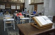 In de Grote Kerk in Zwolle werd donderdag druk gewerkt aan het overschrijven van de Bijbel. Het is de bedoeling dat hij ook wordt uitgegeven. beeld Harmke Zonnebeld