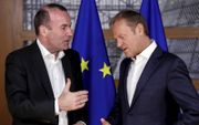 Manfred Weber (l.) was vorige week op bezoek bij de voorzitter van de Europese Raad, Donald Tusk (r.). beeld EPA, Olivier Hoslet