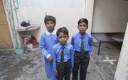 De drie christelijke Pakistaanse kinderen die Mirjam Bos sponsorde om naar school te gaan. De jongen rechts is Daud. „Hij is nu de slimste van de klas.” beeld Mirjam Bos
