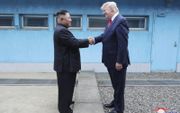 De Noord-Koreaanse leider Kim Jong-un schudt de hand van president Trump. beeld EPA