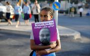 Een Ethiopisch-Israëlische vrouw met een poster van de zondag gedode Solomon Tekah, dinsdag in Jeruzalem. beeld AFP, Menahem Kahana