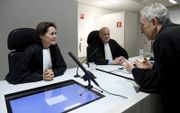 Aanklagers Sabine Tammers (l.) en Lars Stempher in gesprek met rechtbankvoorzitter Frank Wieland (r.).  beeld ANP, Bas Czerwinski