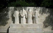 De Reformatiemuur in Genève. V.l.n.r. zijn afgebeeld: Guillaume Farel, Johannes Calvijn, Theodorus Beza en John Knox. beeld Sjaak Verboom