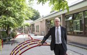 Wim Korevaar neemt na 30 jaar afscheid van de Rehobothschool in Uddel (op de achtergrond). beeld RD, Anton Dommerholt