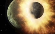 De meest populaire theorie om het ontstaan van de maan te verklaren, is de zogeheten inslagtheorie. De hypothetische planeet Theia zou miljarden jaren geleden in botsing zijn gekomen met de aarde. Uit het stof en gruis van inslag zou de maan zich hebben g