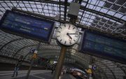Klok op het centraal station in Berlijn. beeld AFP, John MacDougall