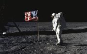 Astronaut Buzz Aldrin poseert bij de Amerikaanse vlag op de maan.  beeld NASA