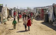 We mogen de Syrische vluchtelingen en de miljoenen andere ontheemden niet aan hun lot overlaten. Foto: kinderen spelen in een onofficieel tentenkamp in de Bekavallei, Libanon.  beeld Medair, Diana Gorter