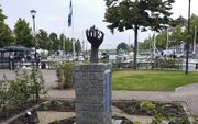 Het Joods monument in Oud-Beijerland staat op zijn nieuwe plaats. De geopende hand is gericht naar het water, symbool van leven. beeld Conno Bochoven