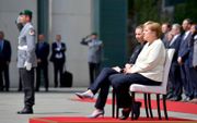 Angela Merkel zat donderdag zittend naast haar gast.  beeld  AFP