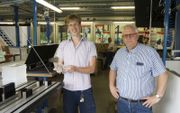 Jan Willem Kasbergen (l.) vouwt platen van acrylaat bij Nedco in Nieuwerkerk aan den IJssel. Rechts zijn baas Klaas van de Wetering. beeld RD, Anton Dommerholt