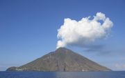 Stratovulkaan Stromboli voor de kust van Sicilië barst al duizenden jaren om de 40 minuten uit. Daaraan dankt de actieve vulkaan zijn bijnaam ”Vuurtoren van het Middellandse Zeegebied”. beeld Wikimedia, Steven W. Dengler